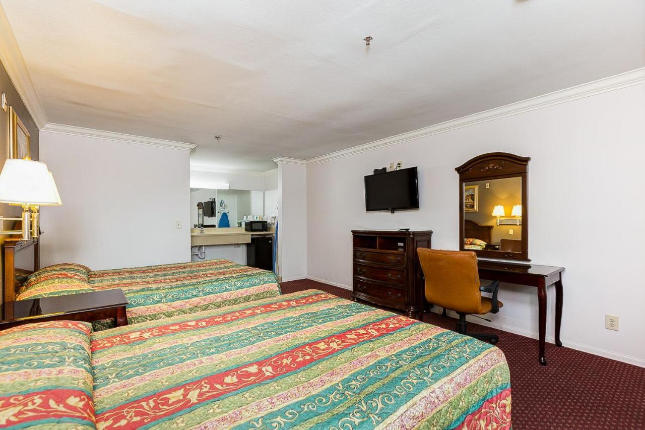 Queen Room with Two Queen Beds - Non-Smoking at Buena Vista Inn