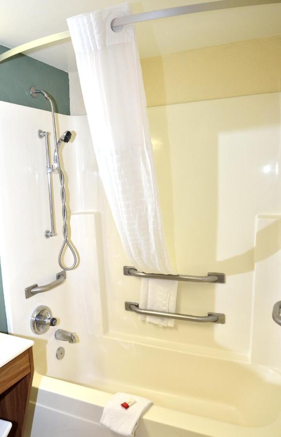 Queen Room - Disability Access/Non-Smoking at Days Inn by Wyndham Glasgow