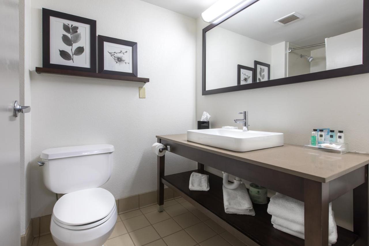 King Room at Country Inn & Suites by Radisson, Lake Norman Huntersville, NC