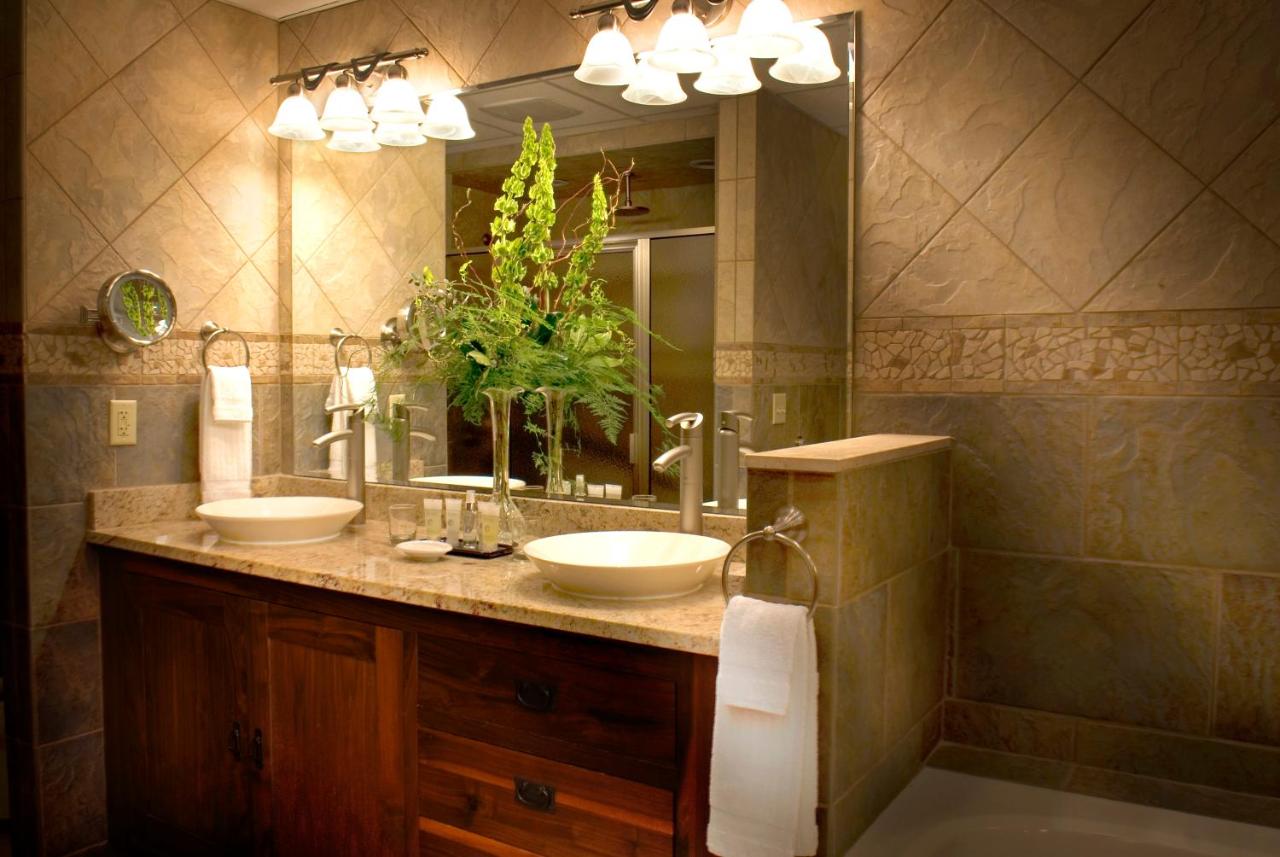 Premium Club Floor Room with One King Bed at The Omni Grove Park Inn & Spa