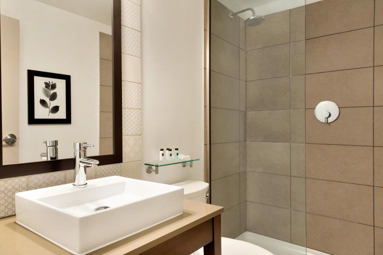 King Room at Country Inn & Suites by Radisson, Seattle-Tacoma International Airport, WA
