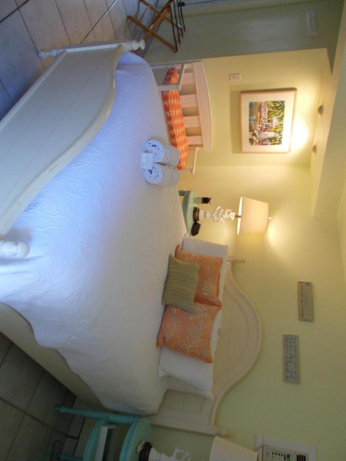 Queen Room at Kona Kai Resort and Gallery - Adults Only