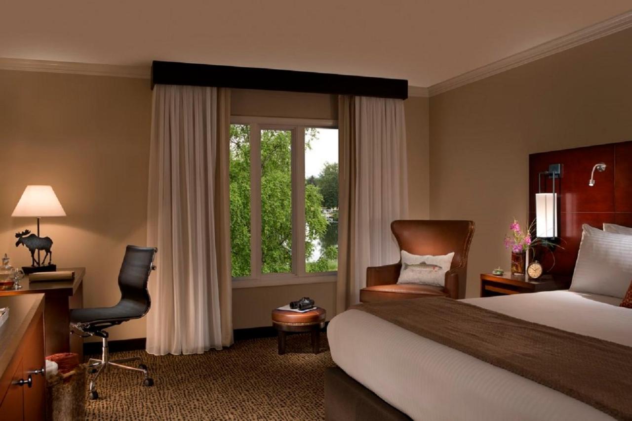 Deluxe King Room at The Lakefront Anchorage