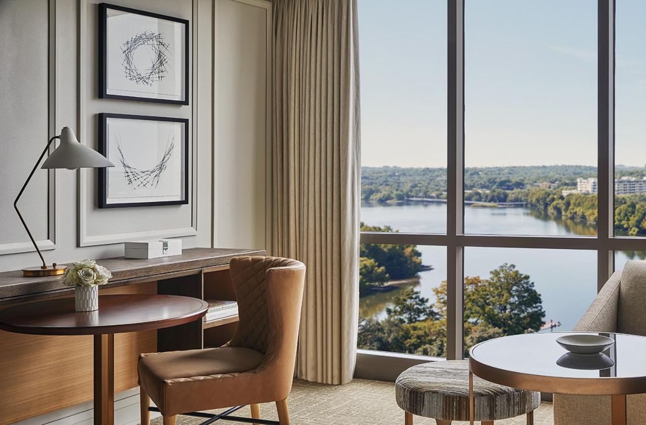Deluxe King Room with Lake View at Four Seasons Hotel Austin