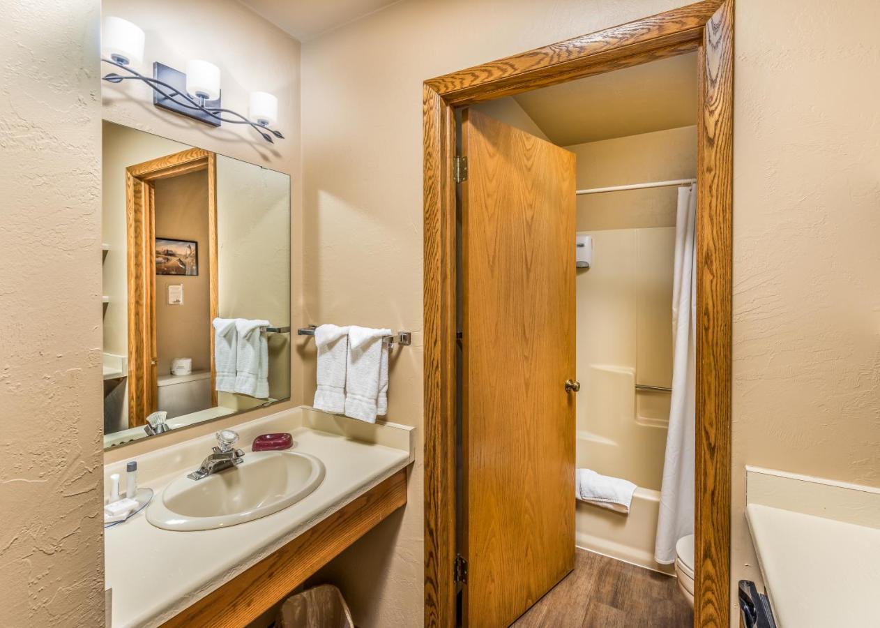 | Somerset Inn & Suites