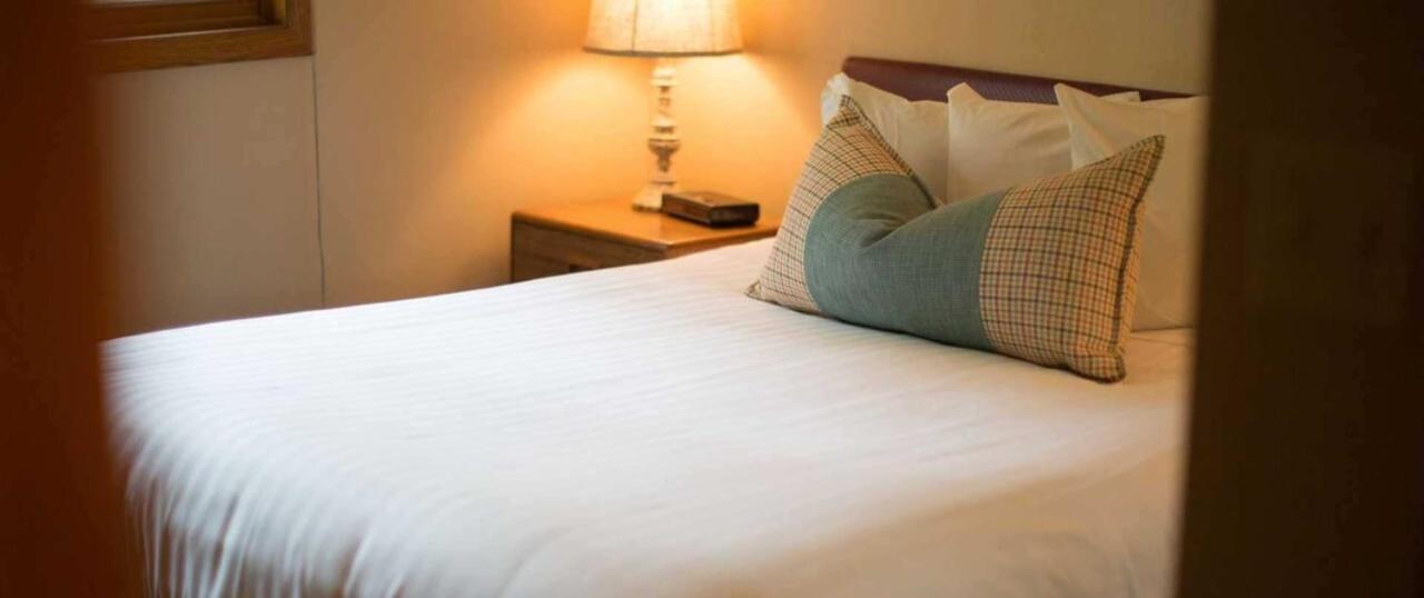 | Somerset Inn & Suites