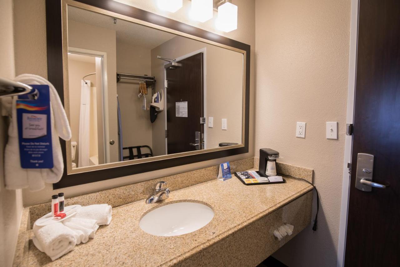 King Room- Non-Smoking at Baymont by Wyndham Detroit Airport/Romulus