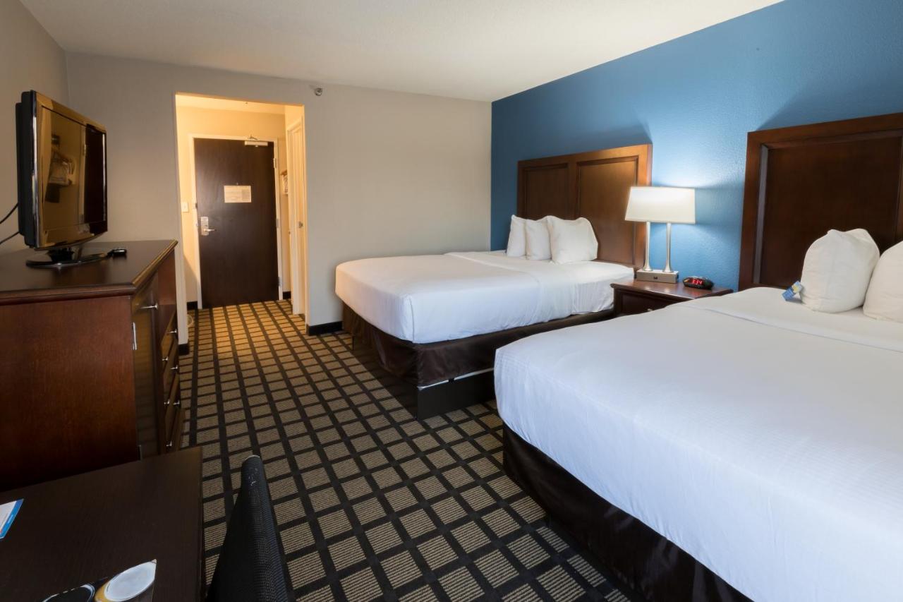 Queen Room with Two Queen Beds - Non-Smoking at Baymont by Wyndham Detroit Airport/Romulus