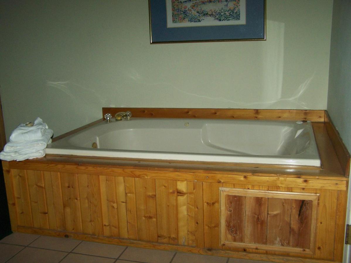 King Room with Spa Bath at Majestic Mountain Inn