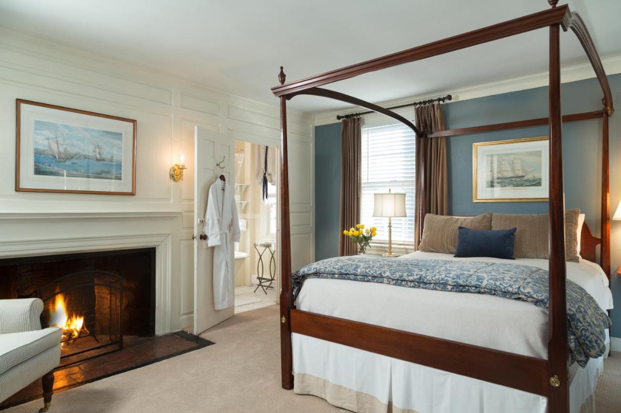 | Harbor Light Inn