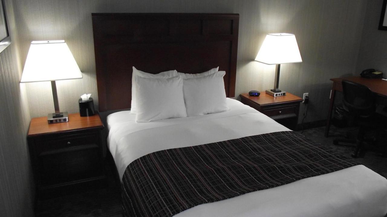 Queen Room at Country Inn & Suites by Radisson, Delta Park North Portland