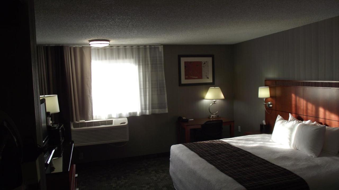 King Room at Country Inn & Suites by Radisson, Delta Park North Portland