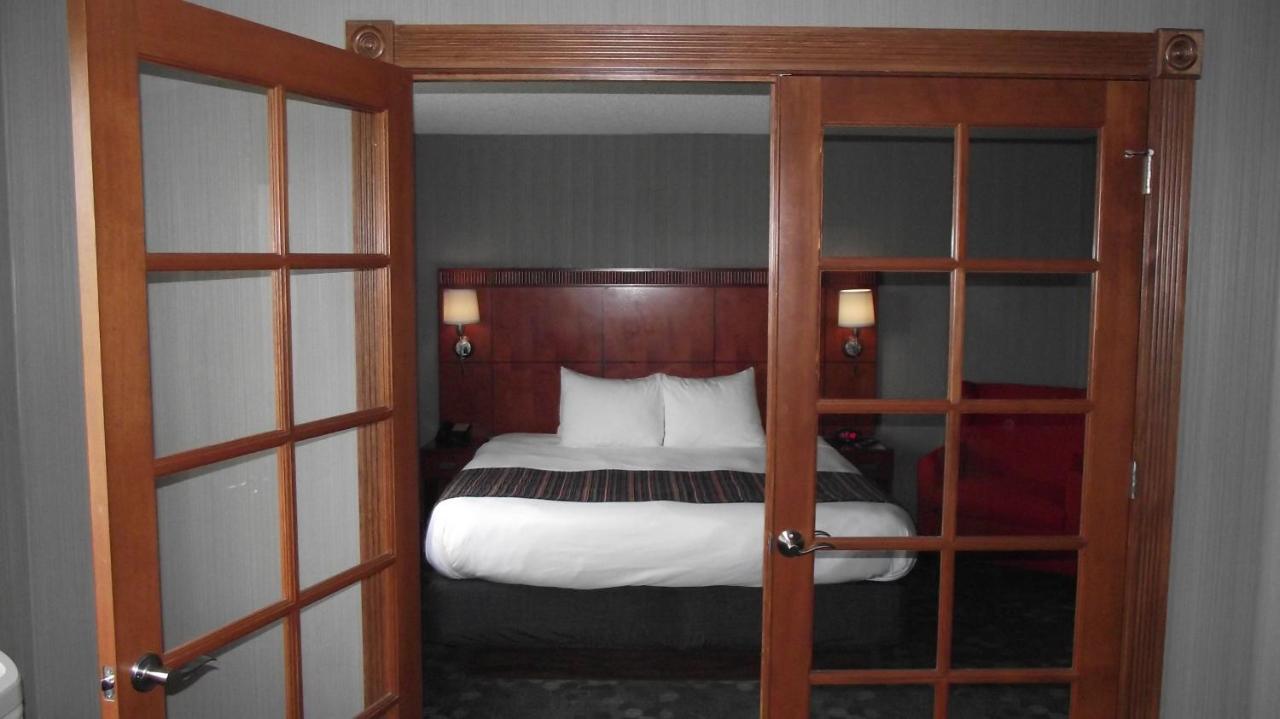 One-Bedroom King Suite at Country Inn & Suites by Radisson, Delta Park North Portland