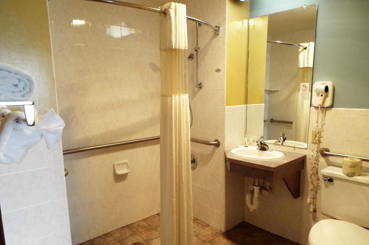 Queen Room - Disability Access/Non-Smoking at Super 8 by Wyndham Casper East/Evansville