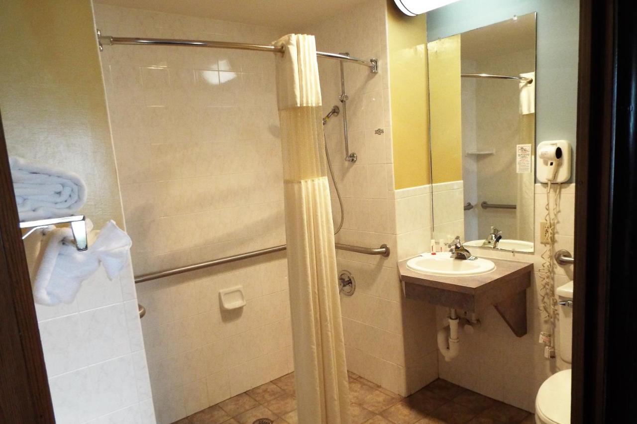 Queen Room - Disability Access/Non-Smoking at Super 8 by Wyndham Casper East/Evansville