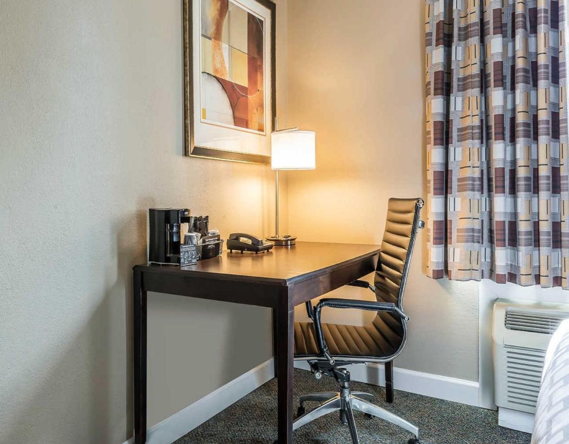 | Clarion Inn Belle Vernon