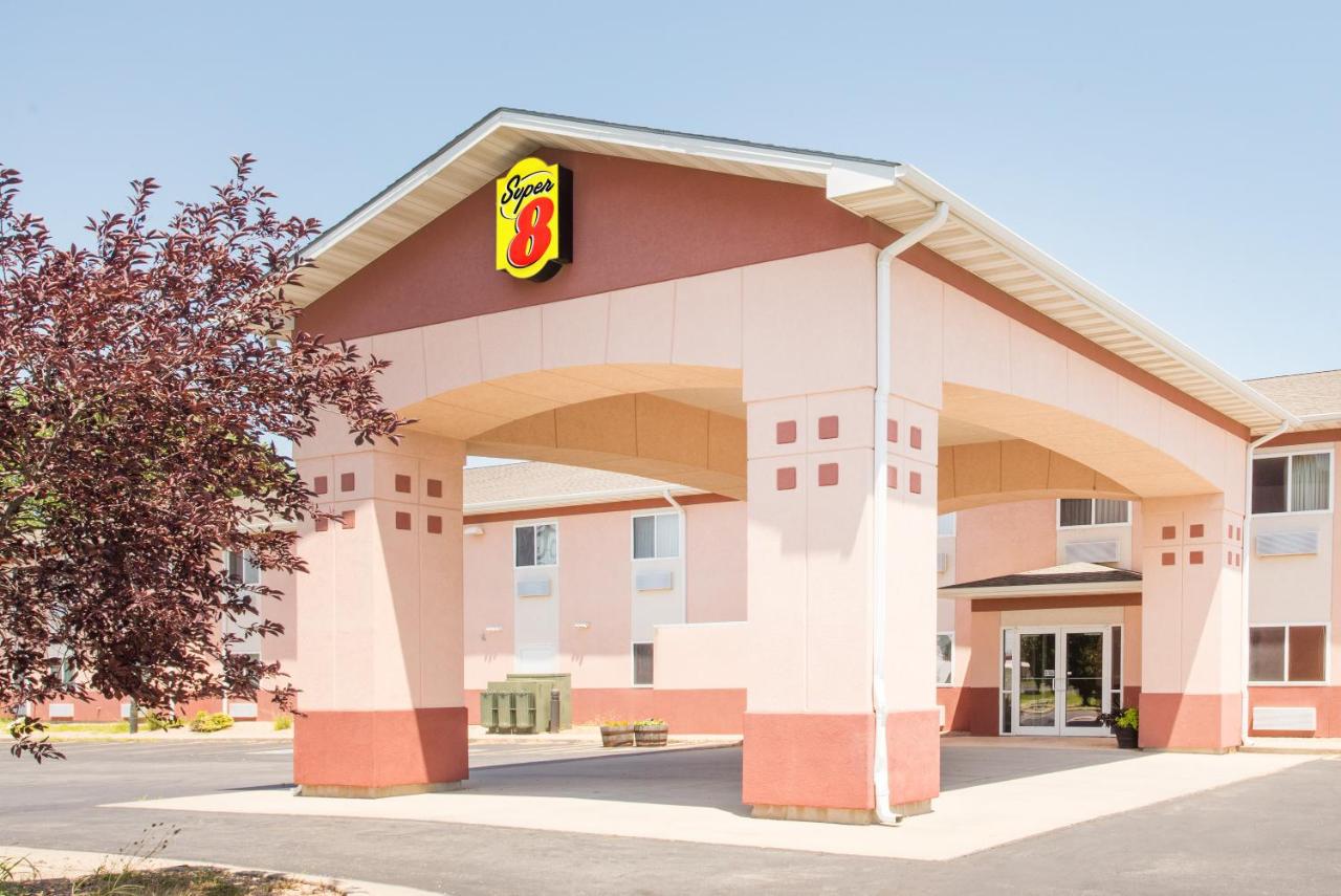  | Super 8 by Wyndham Iola KS