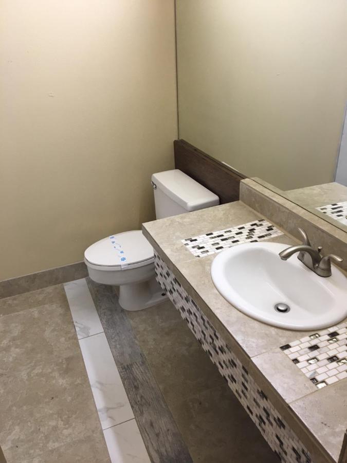 Deluxe King Room - Non-Smoking at Days Inn by Wyndham Bend