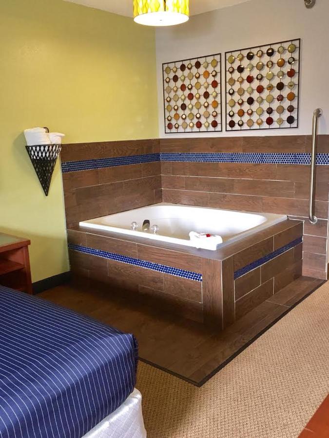 | Days Inn by Wyndham Great Lakes - N. Chicago