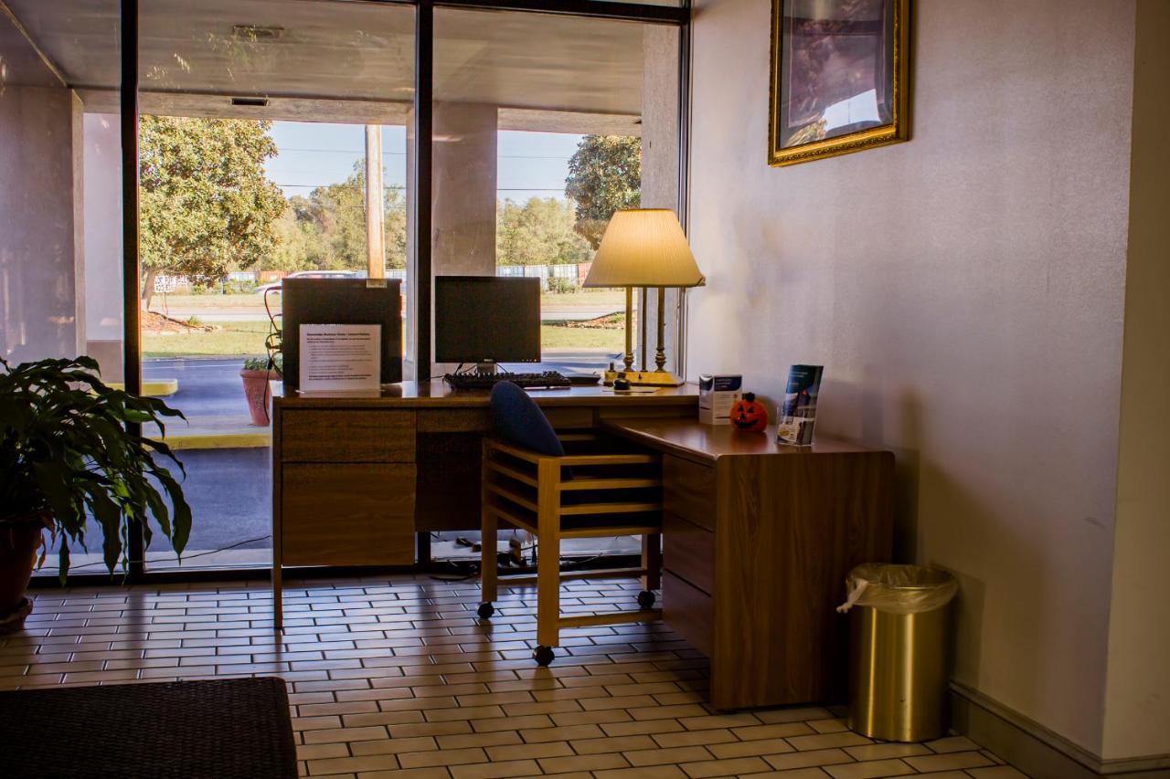 Deluxe Queen Room at Greeneville Inn and Suites