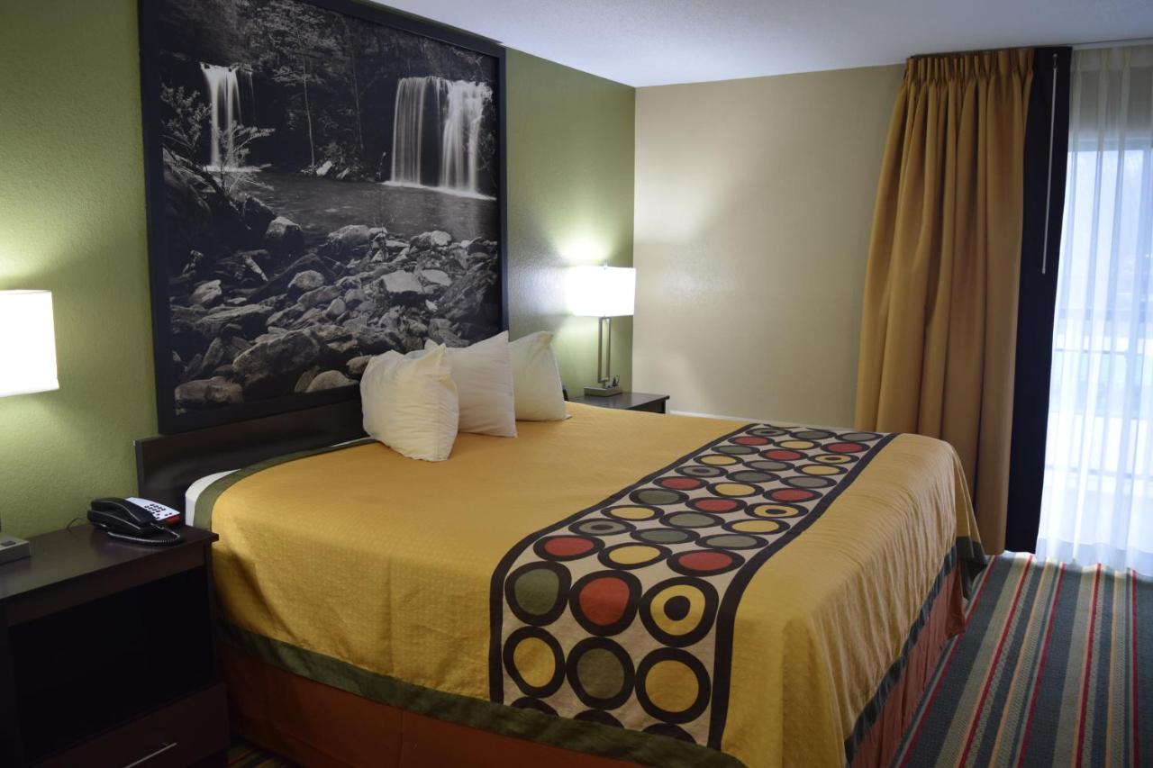 King Suite with Hot Tub - Non-Smoking at Super 8 by Wyndham Paragould