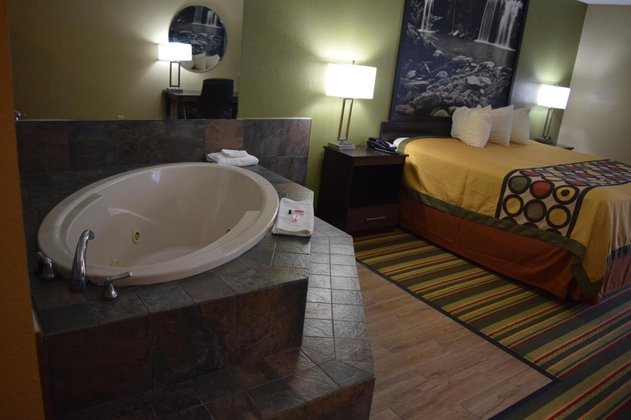 King Suite with Hot Tub - Non-Smoking at Super 8 by Wyndham Paragould