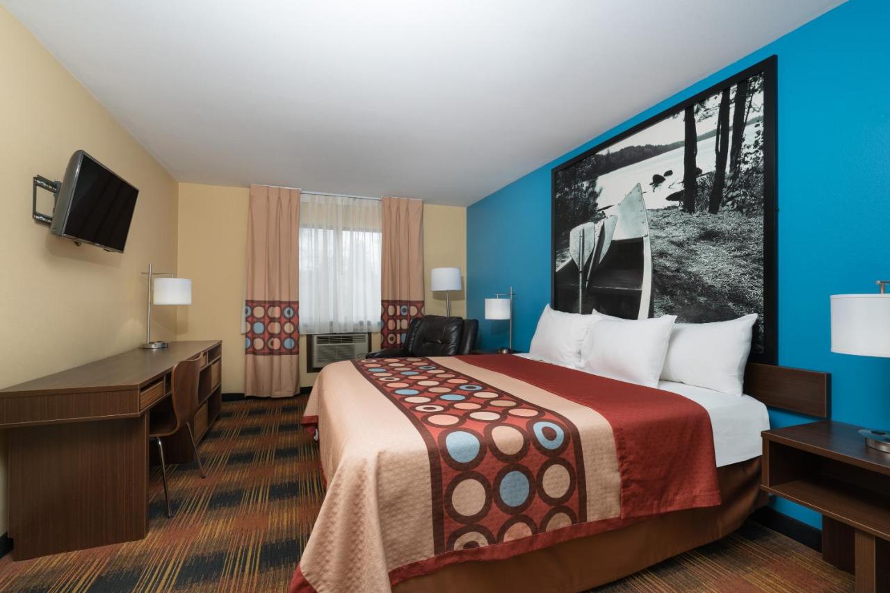 Deluxe King Room at Super 8 by Wyndham Rochester Mayo Clinic Area