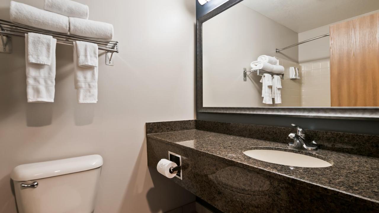 Queen Room with Three Queen Beds at Best Western Newberg Inn