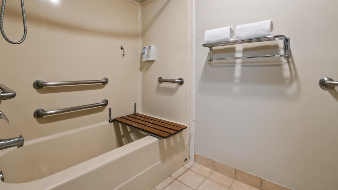 Queen Room with Two Queen Beds - Disability Access at Best Western Newberg Inn