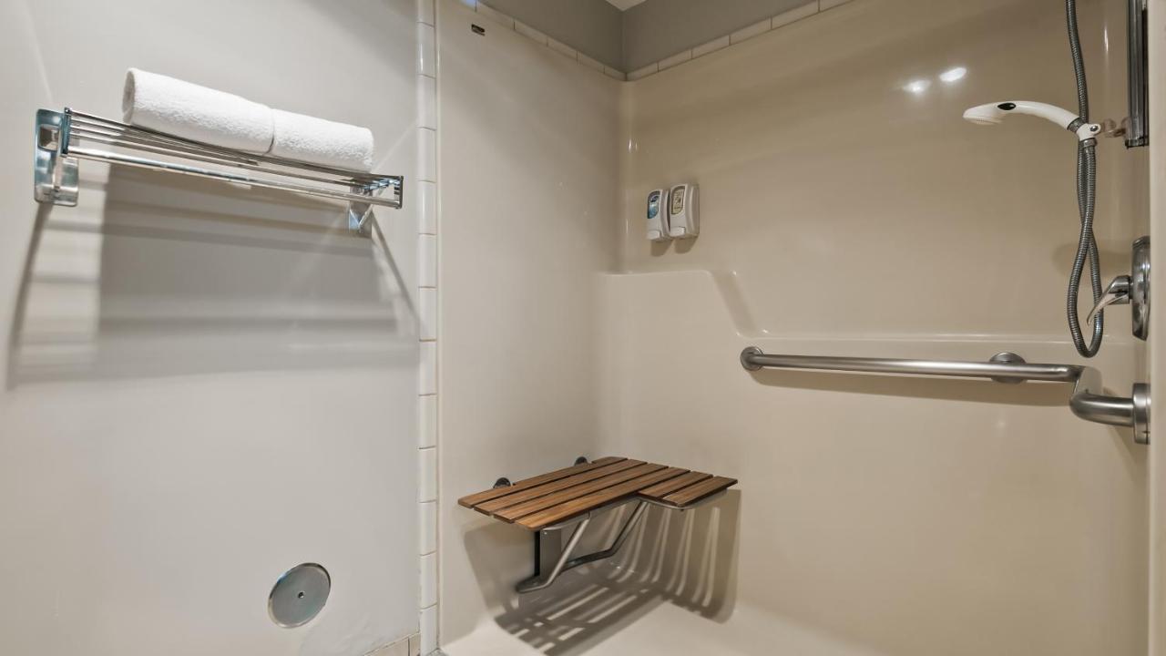 King Room with Roll-In Shower - Disability Access at Best Western Newberg Inn