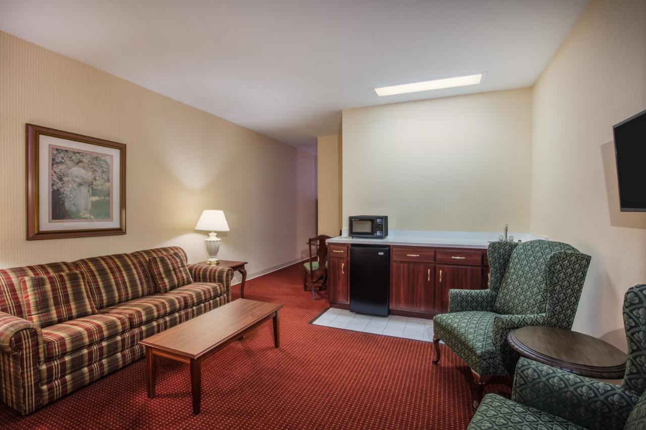 One-Bedroom King Suite - Non-Smoking at Ramada by Wyndham Ligonier