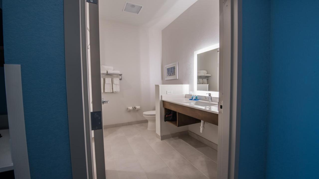 Double Room - Mobility Access Tub/Non-Smoking at Holiday Inn Express & Suites-Dripping Springs - Austin Area, an IHG Hotel