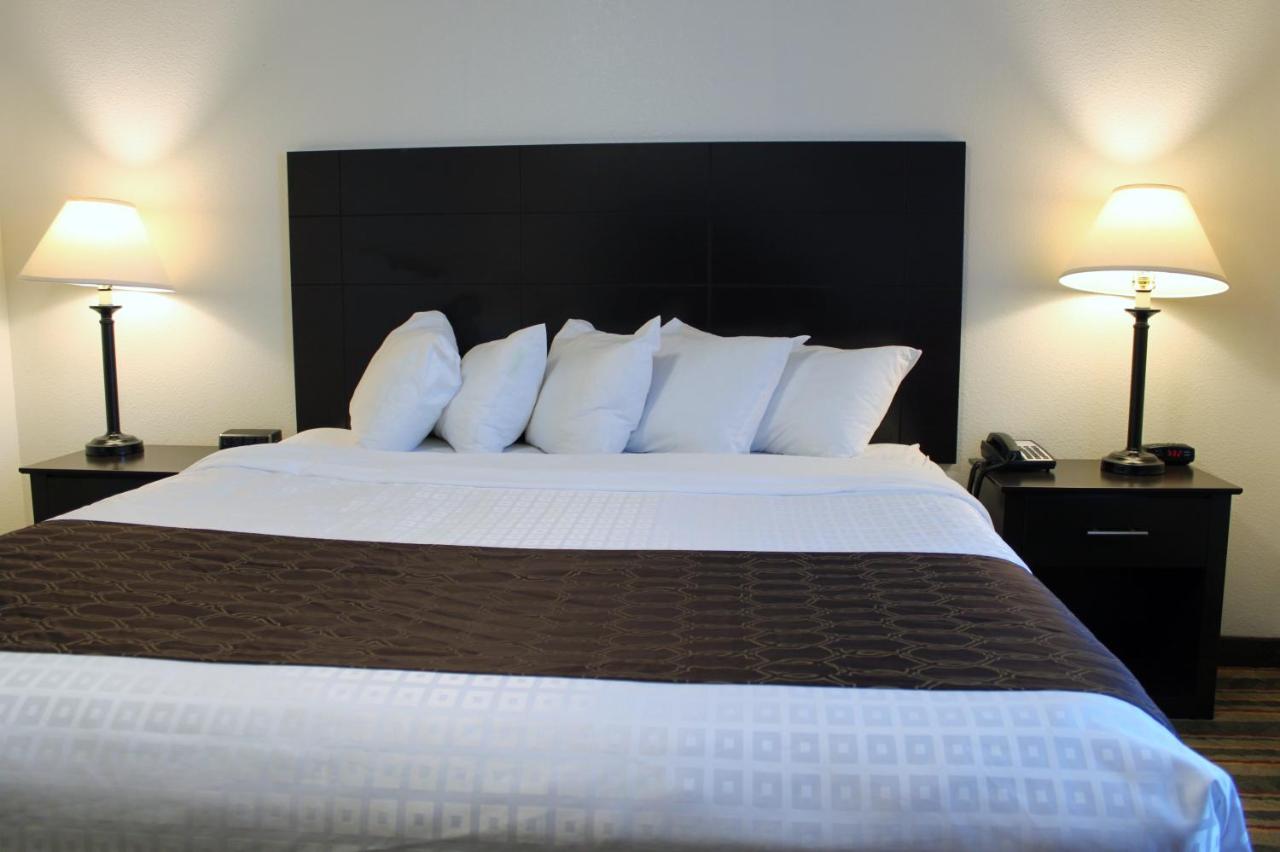 | Best Western Visalia Hotel