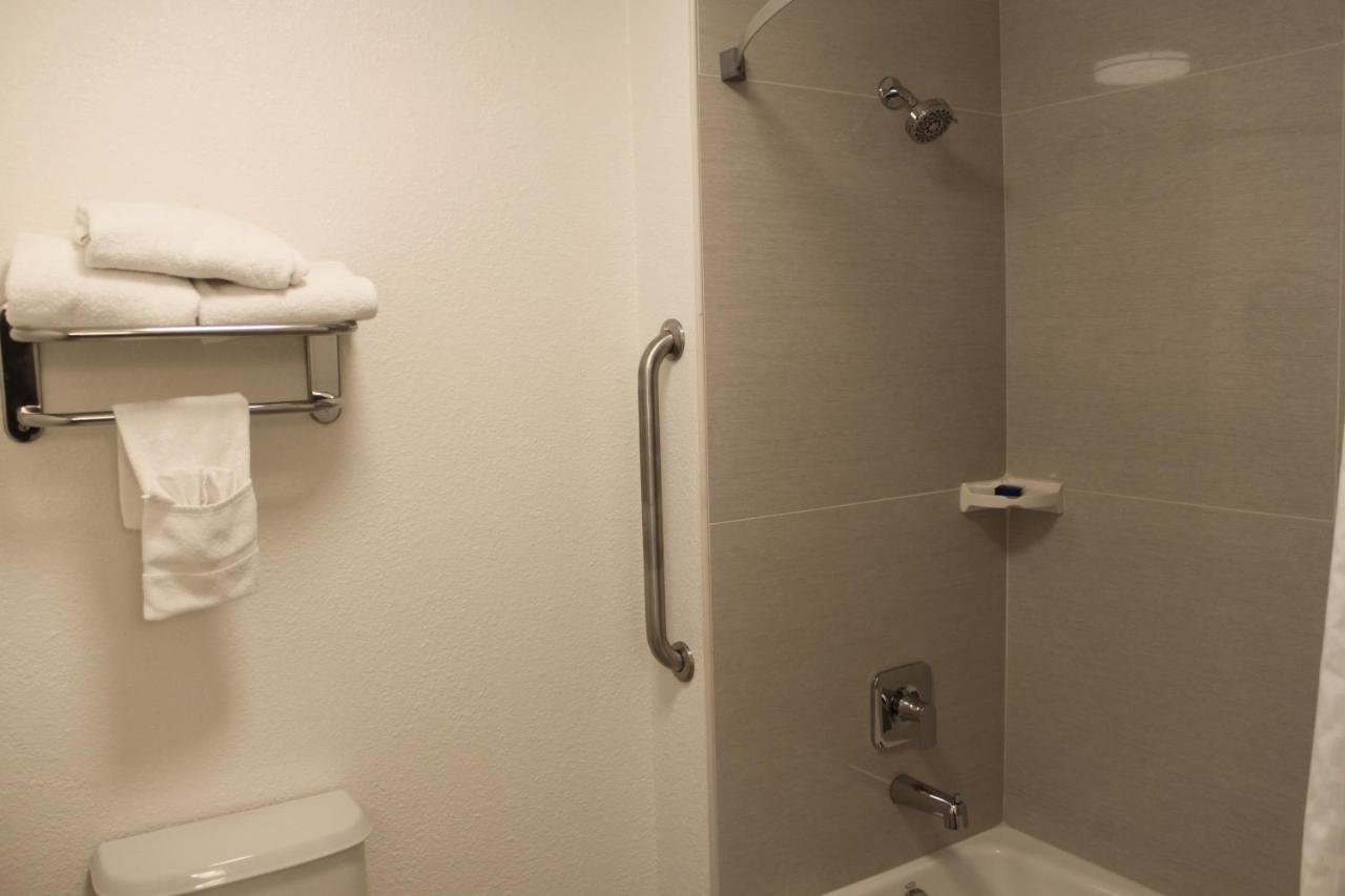 | Best Western Visalia Hotel