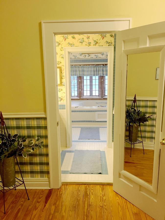 | Highland Lake Inn & Resort - Flat Rock