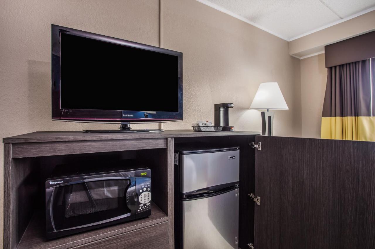 One-Bedroom King Suite - Non-Smoking at Baymont by Wyndham Appleton