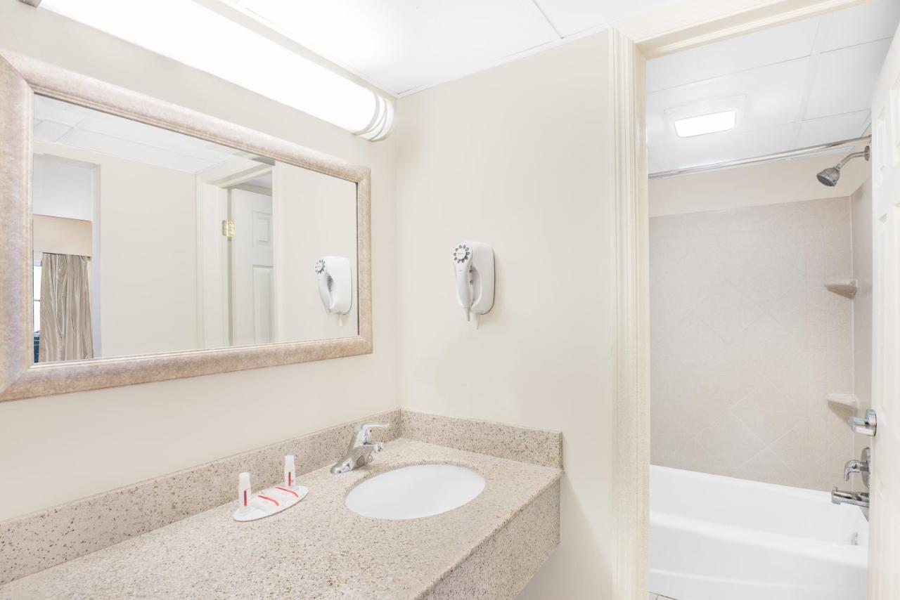 Double Room with Two Double Beds - Non-Smoking at Days Inn by Wyndham Springfield/Phil.Intl Airport