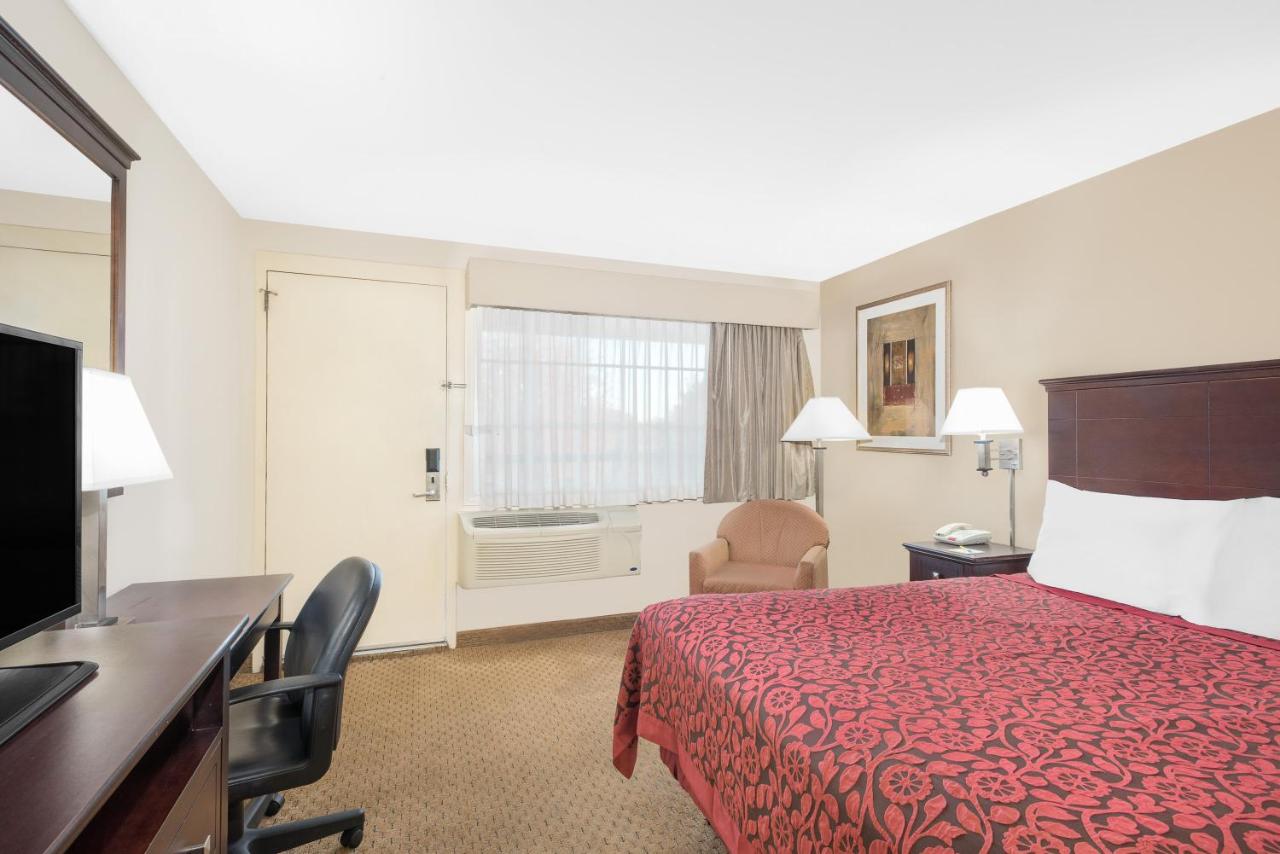Queen Room - Smoking at Days Inn by Wyndham Springfield/Phil.Intl Airport