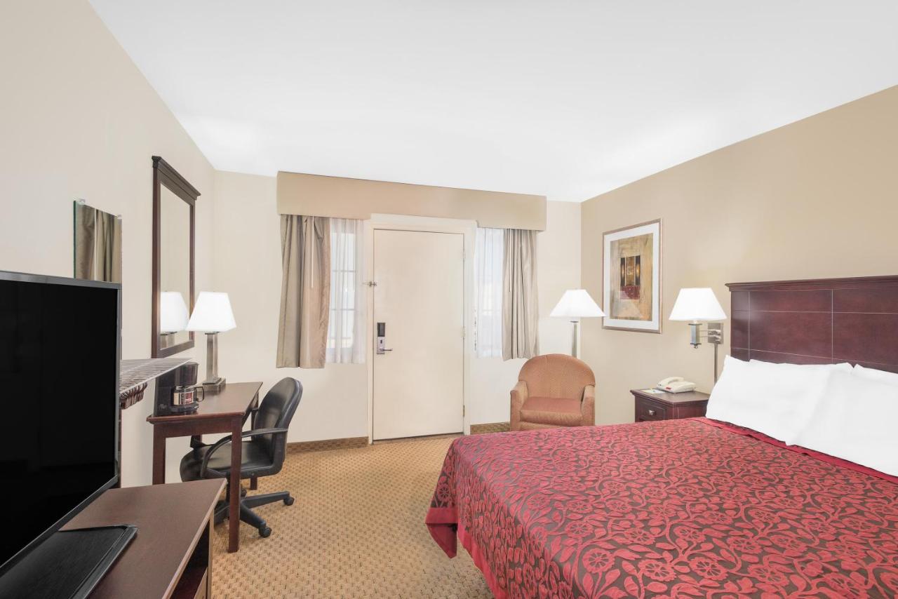 King Room - Disability Access/Smoking at Days Inn by Wyndham Springfield/Phil.Intl Airport