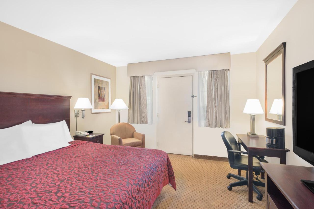 Queen Room - Smoking at Days Inn by Wyndham Springfield/Phil.Intl Airport