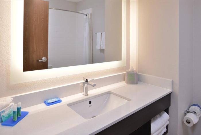 Queen Room with Two Queen Beds - Disability Access at Holiday Inn Express & Suites by IHG