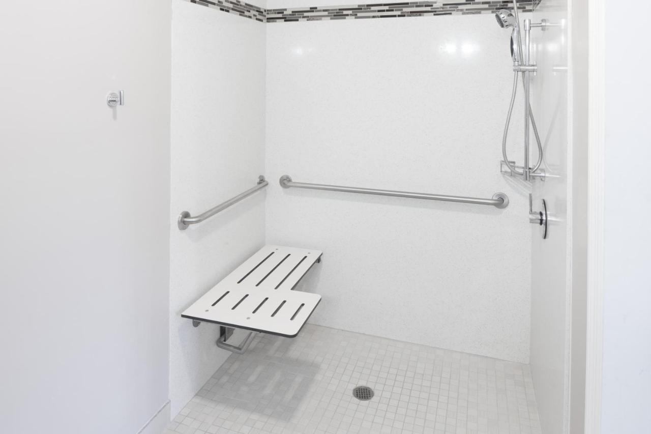 Queen Room - Disability Access/Non-Smoking at Vallejo Inn