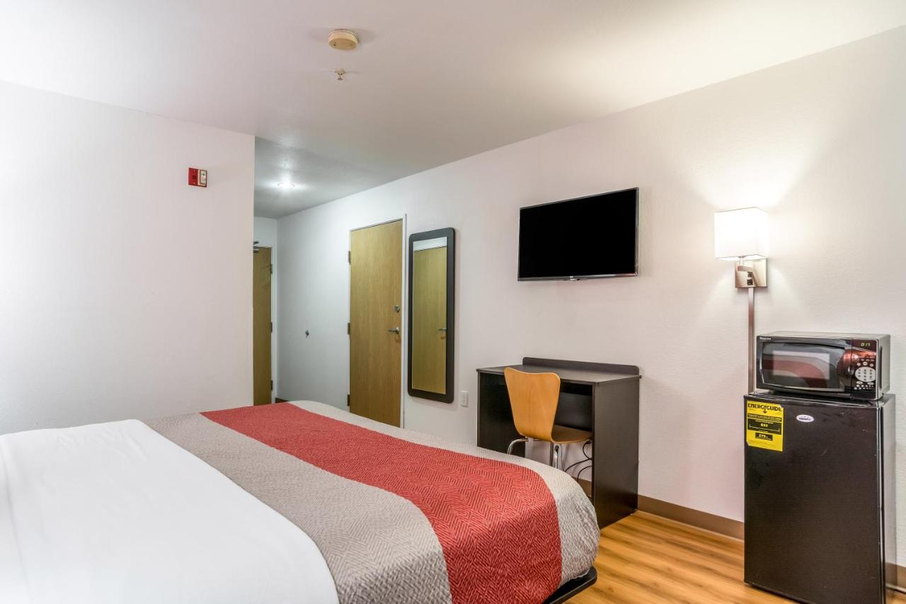 | Motel 6-Barkeyville, PA