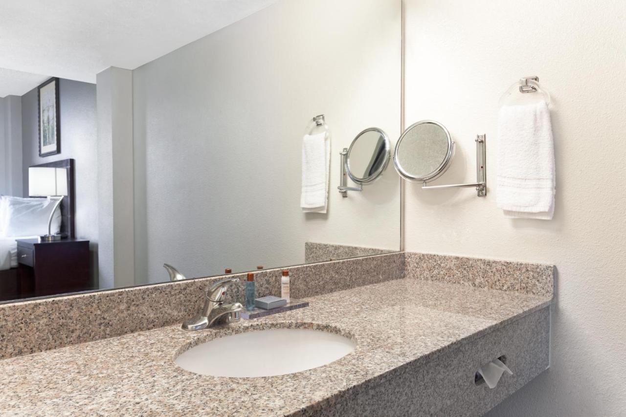 Queen Studio Suite with Roll-In Shower - Mobility Accessible/Non-Smoking at Hawthorn Extended Stay by Wyndham Richardson