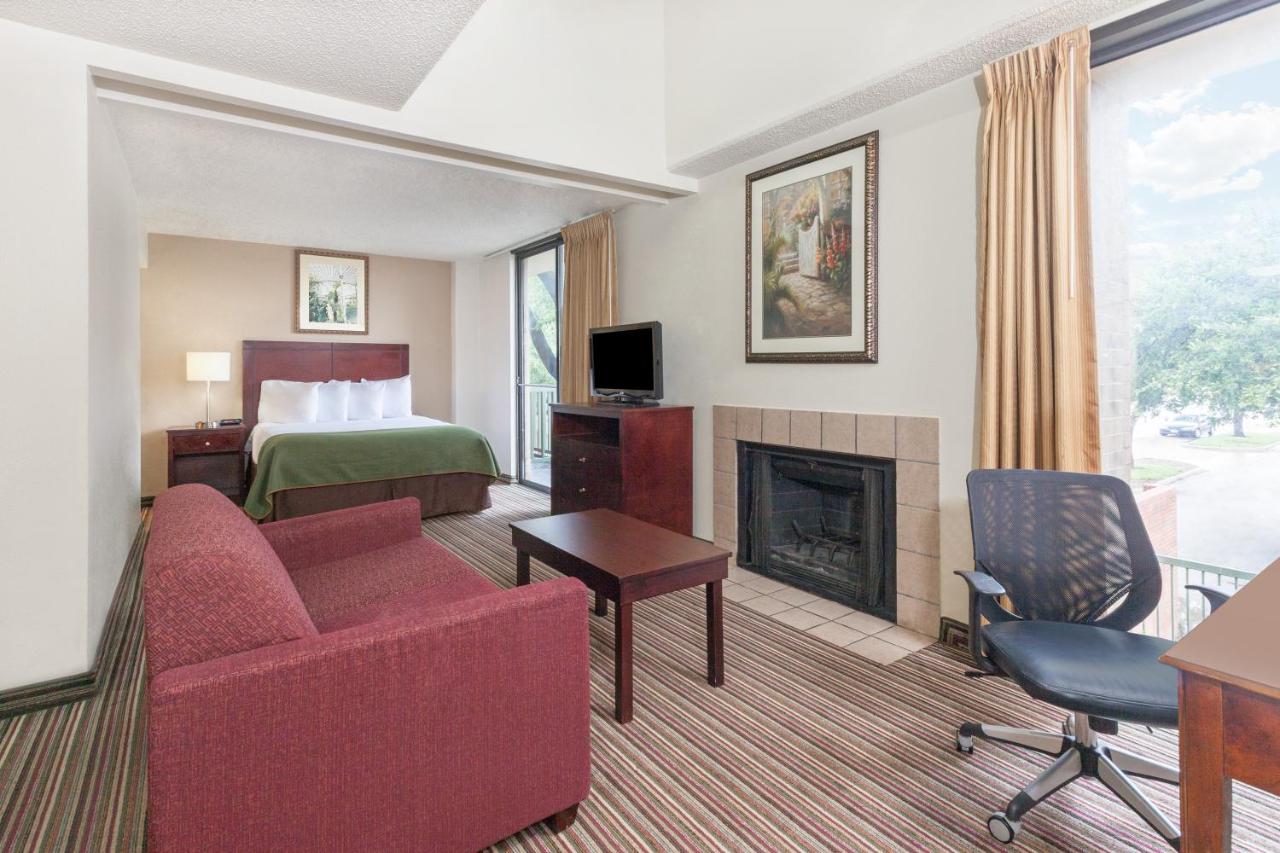 Queen Studio Suite with Roll-In Shower - Mobility Accessible/Non-Smoking at Hawthorn Extended Stay by Wyndham Richardson