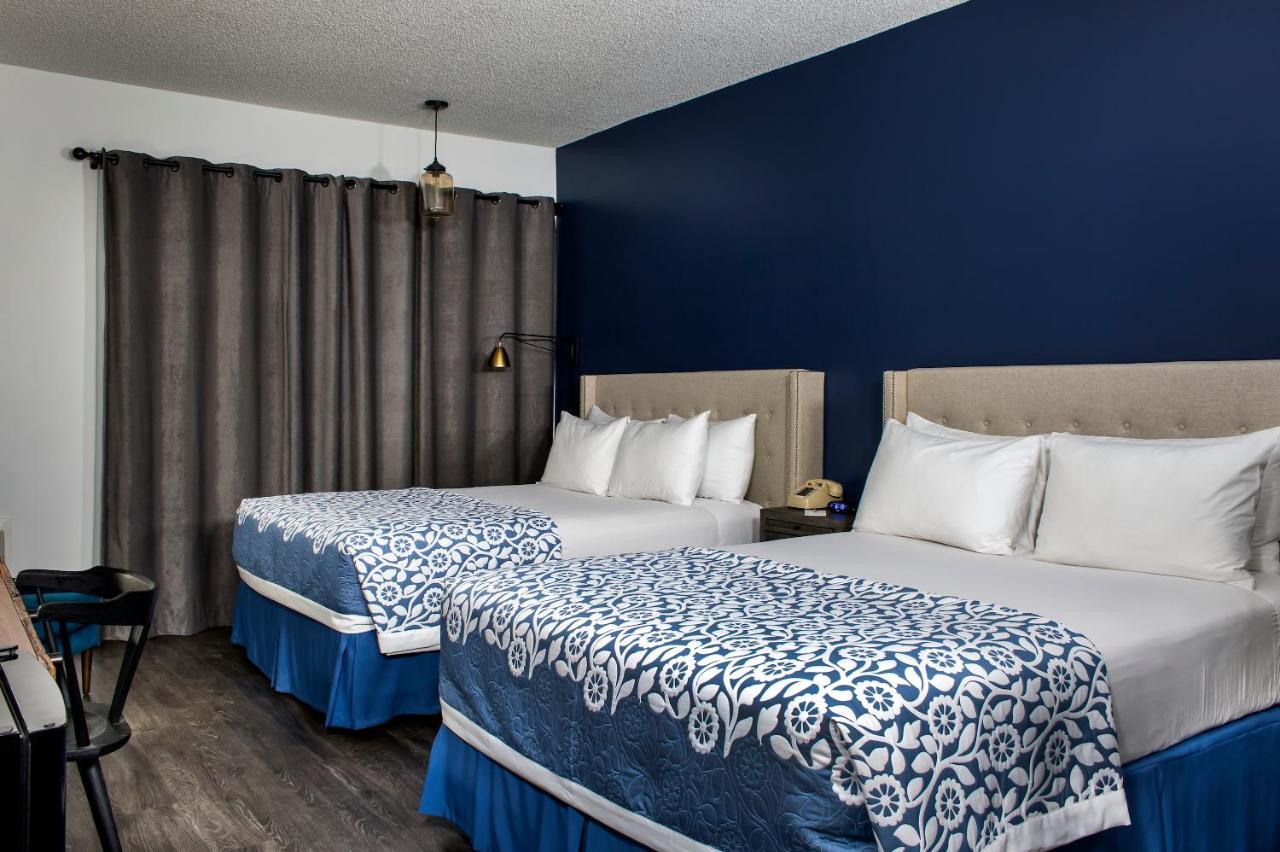 Queen Room with Balcony at Sideways Inn