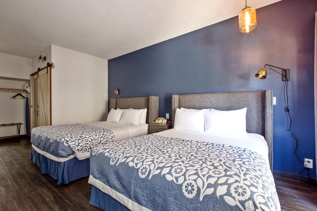 Queen Room with Garden View at Sideways Inn