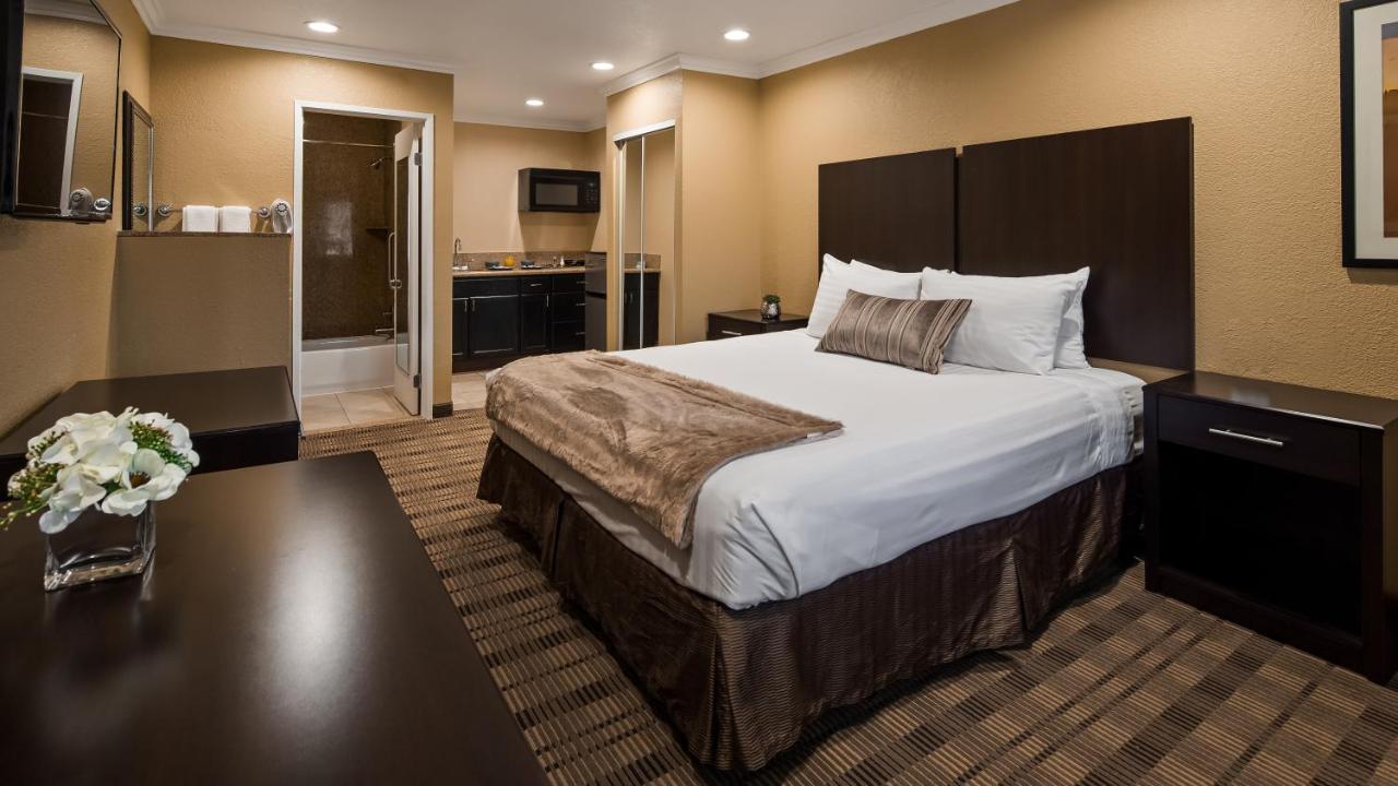 King Room with Kitchenette at Best Western Poway/San Diego Hotel