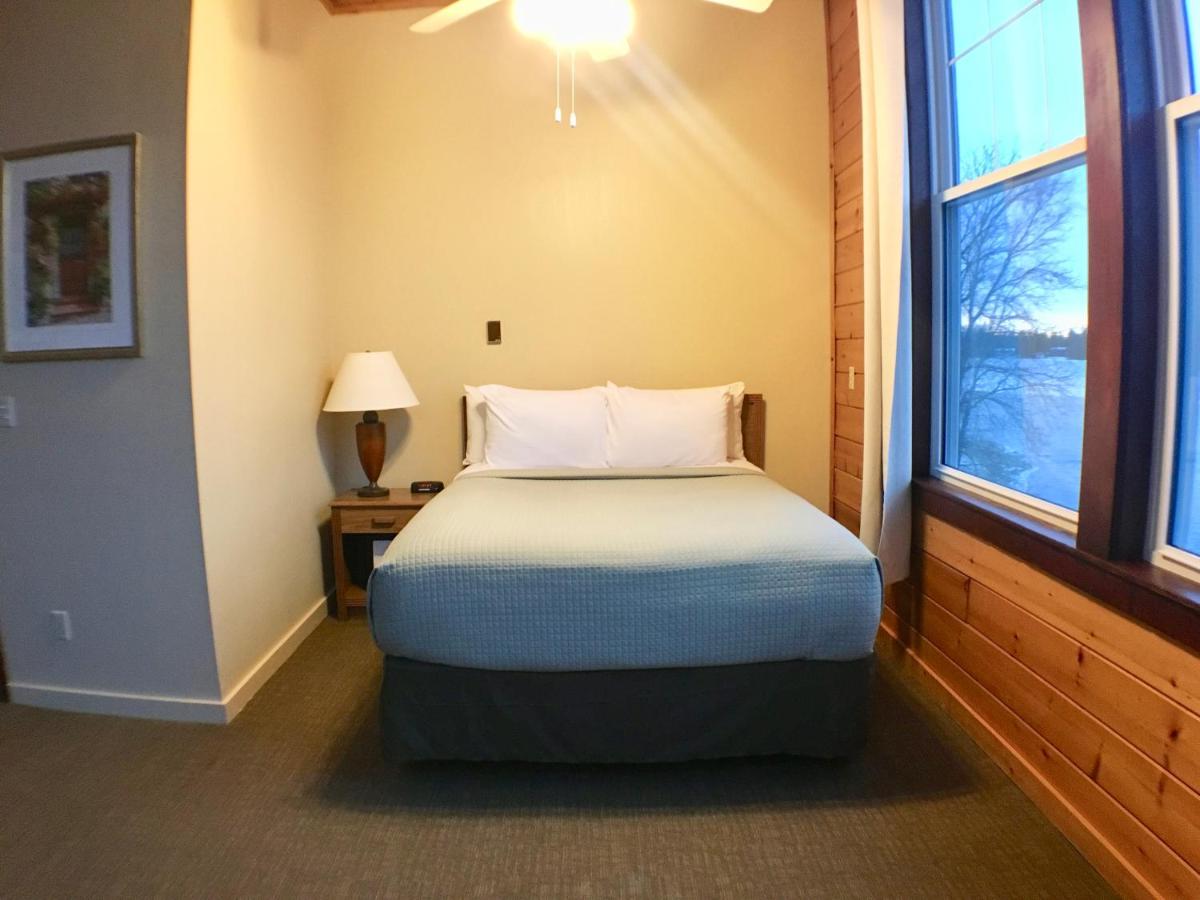 | Hanging Horn Lakeside Resort