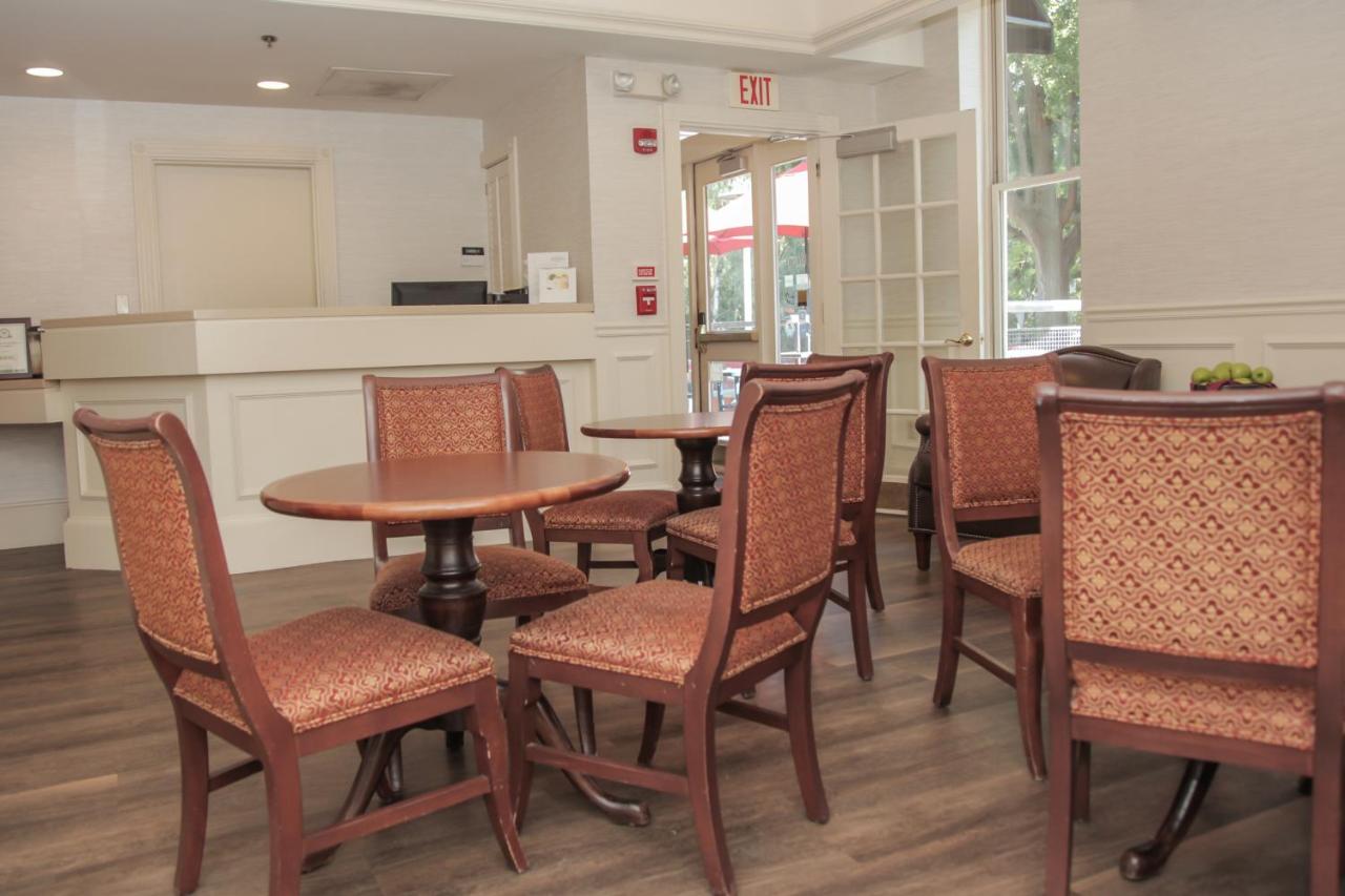 Club Queen Room at The Conwell Inn